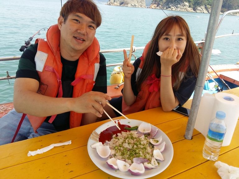 회~한점 하시고 바다보고~즐기고 통영배낚시 타고 고기도잡고~``